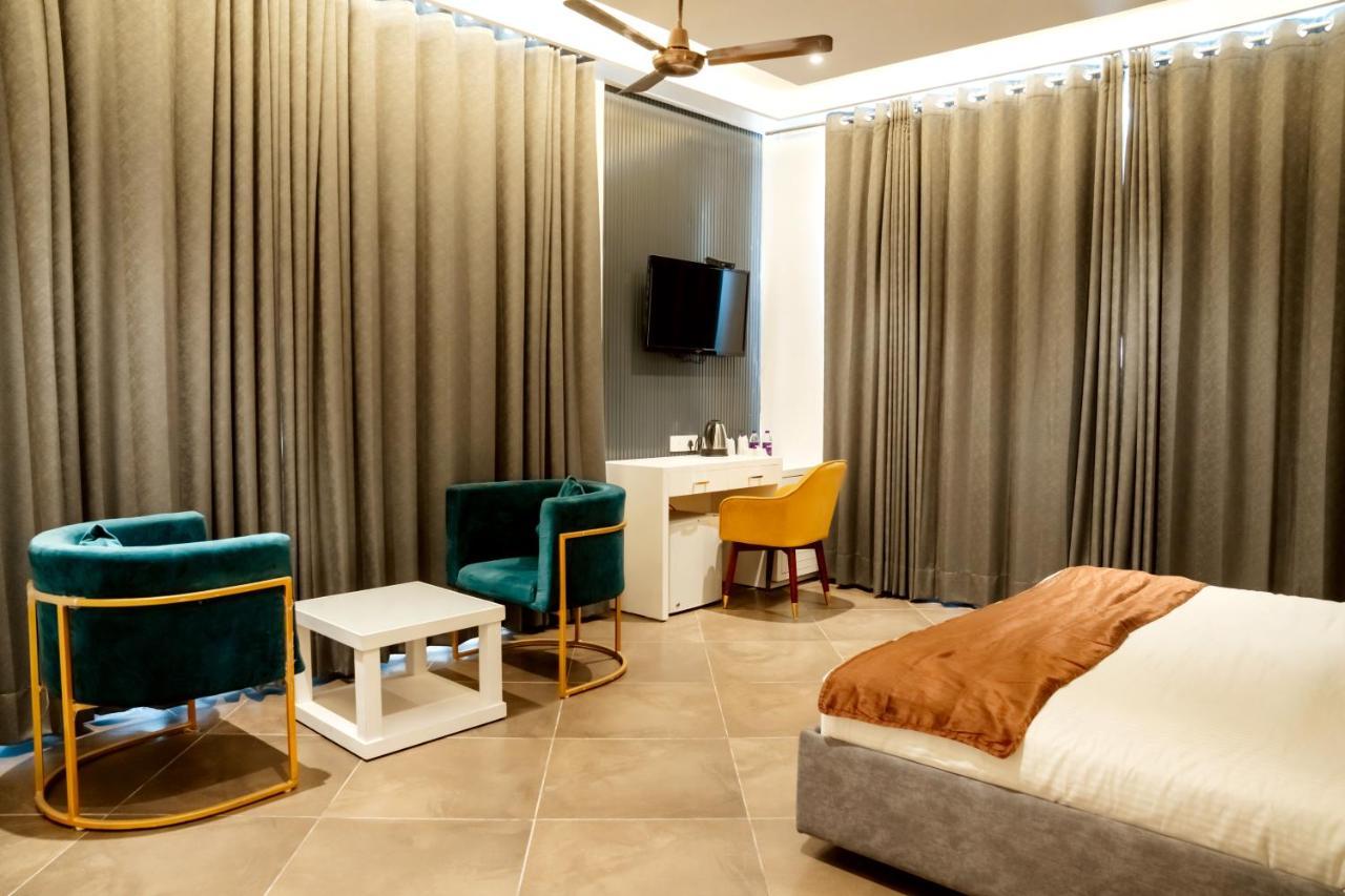 Redwood Resort Panchkula Buitenkant foto