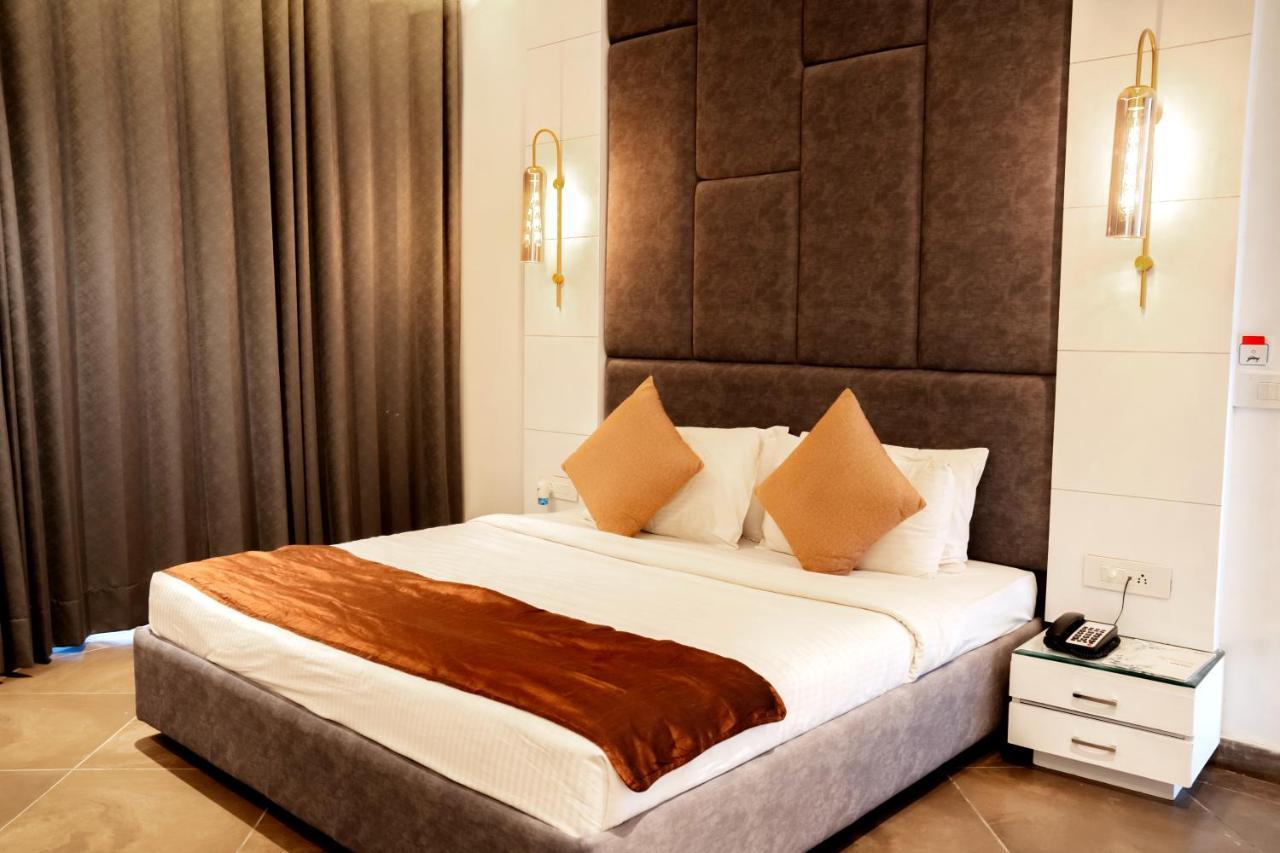 Redwood Resort Panchkula Buitenkant foto