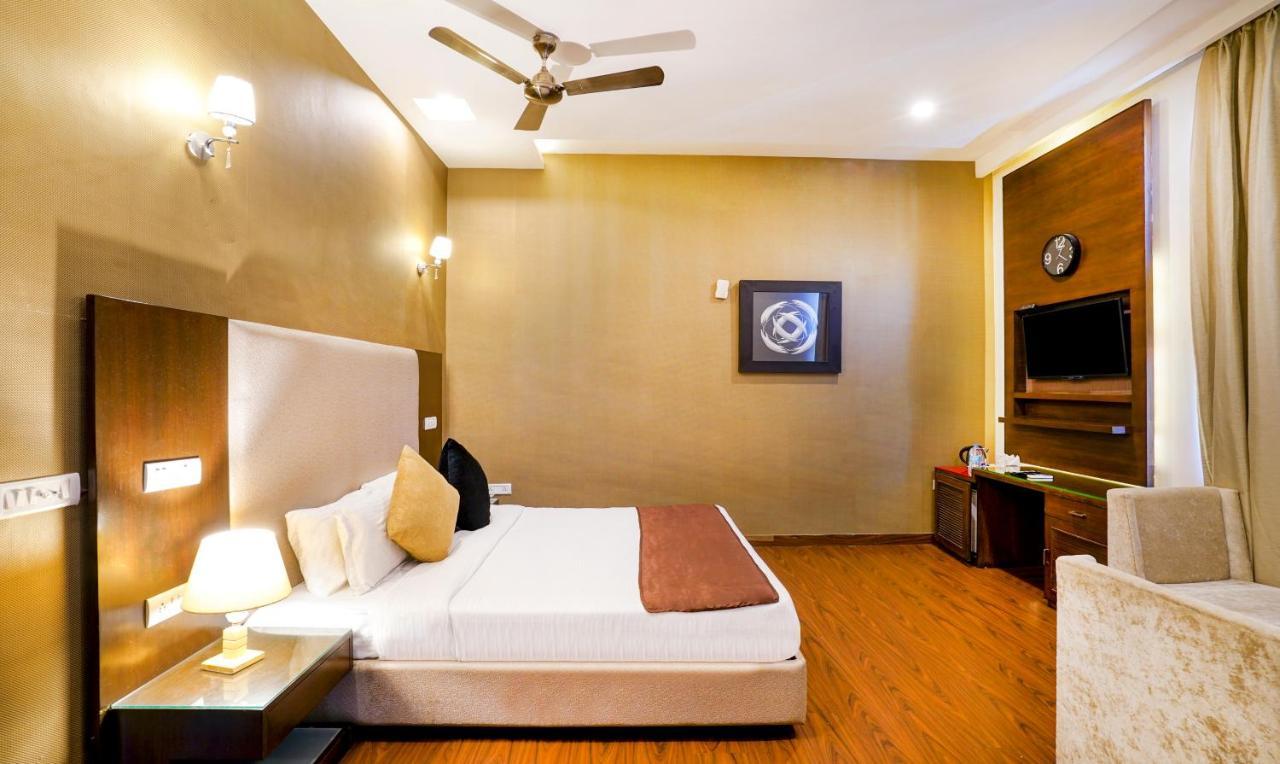 Redwood Resort Panchkula Buitenkant foto
