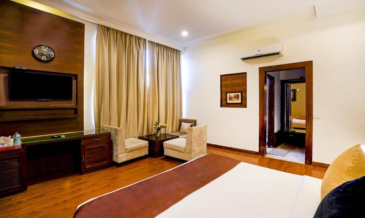 Redwood Resort Panchkula Buitenkant foto