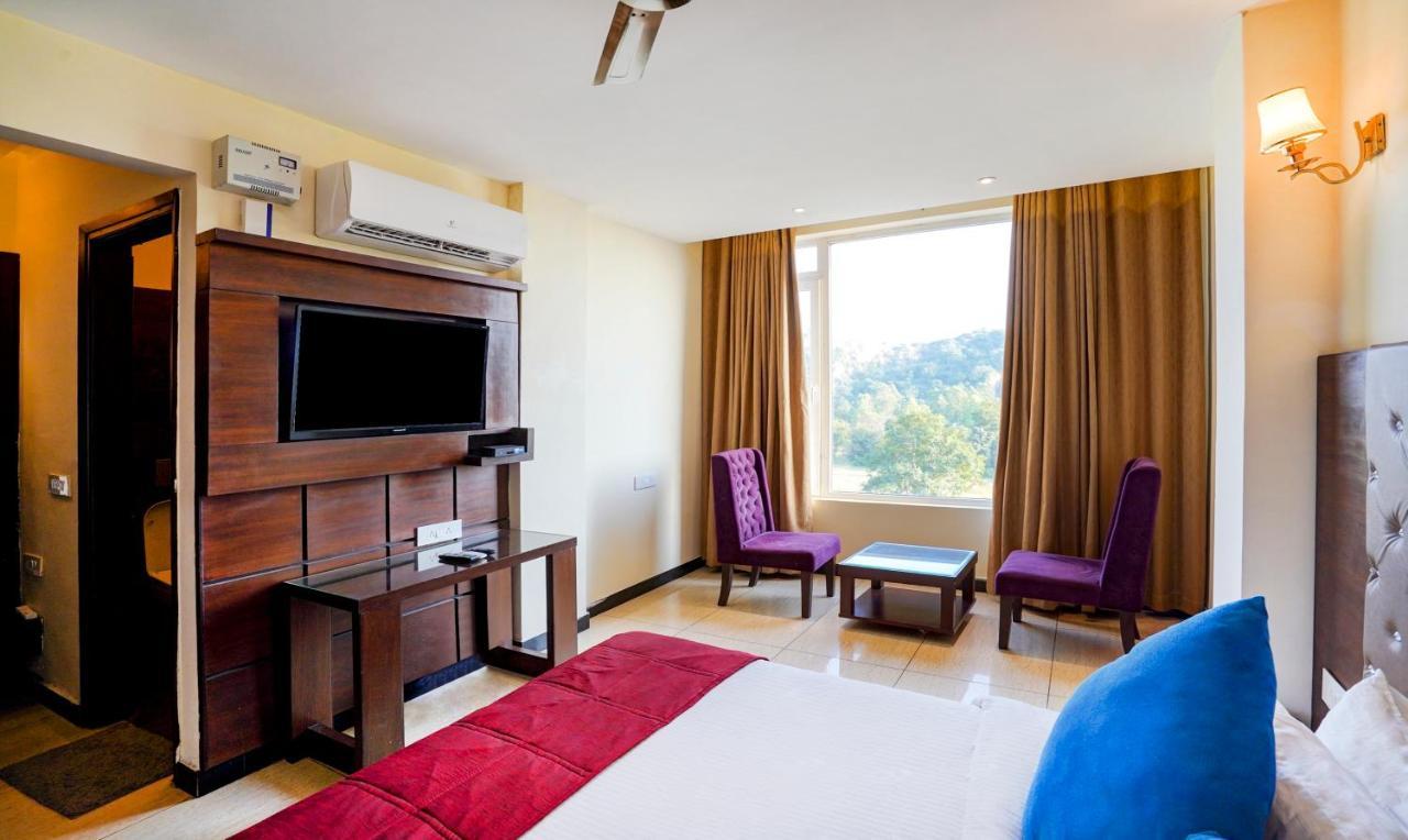 Redwood Resort Panchkula Buitenkant foto