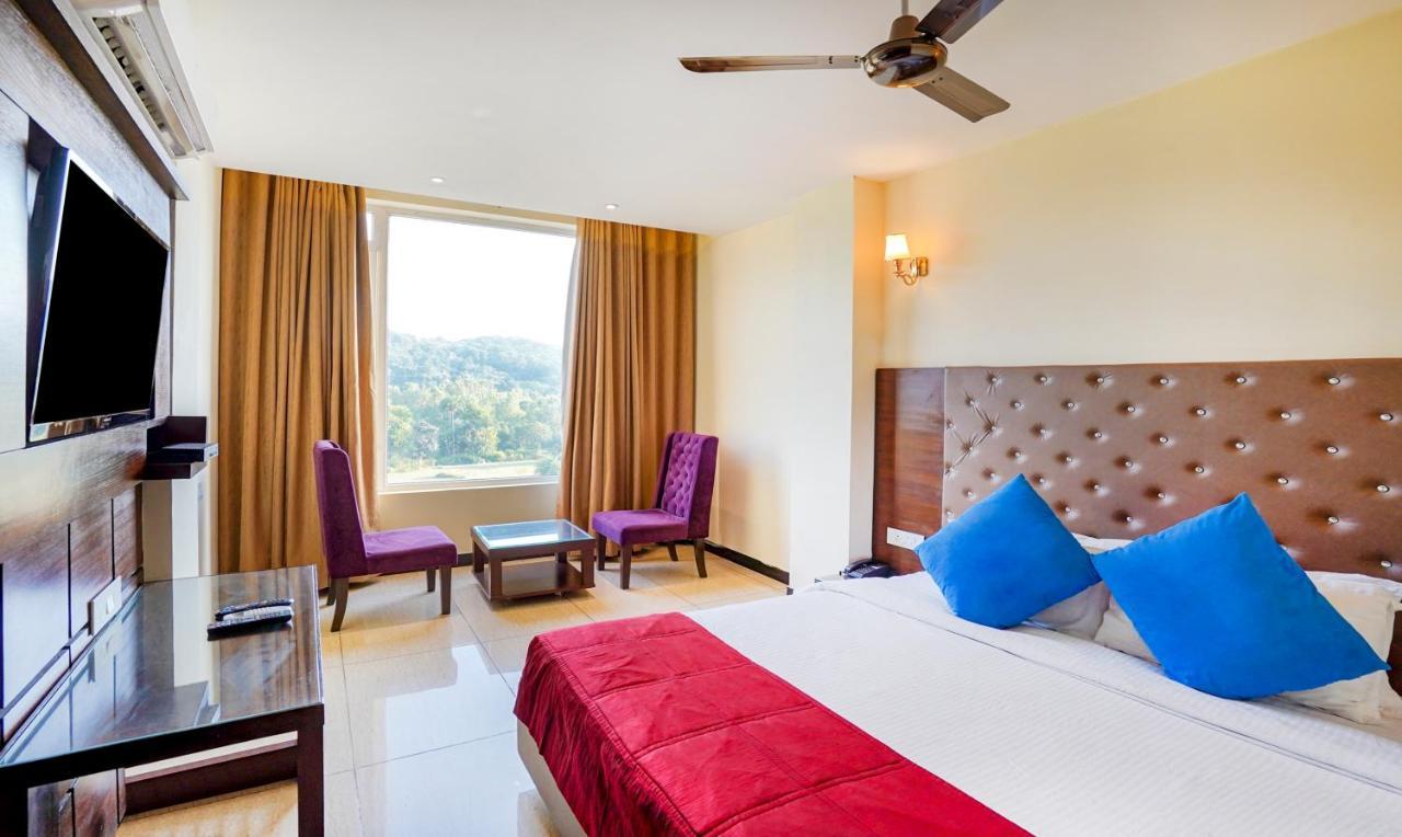 Redwood Resort Panchkula Buitenkant foto