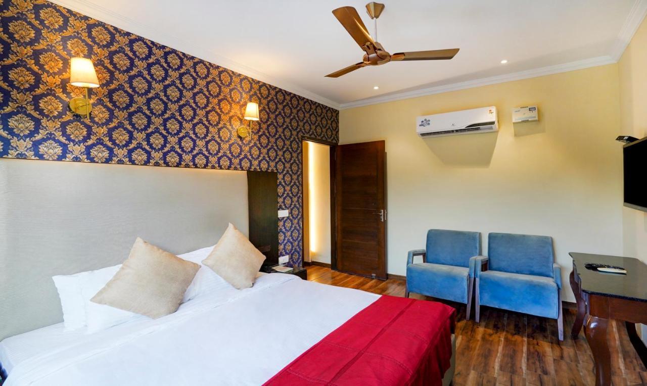 Redwood Resort Panchkula Buitenkant foto